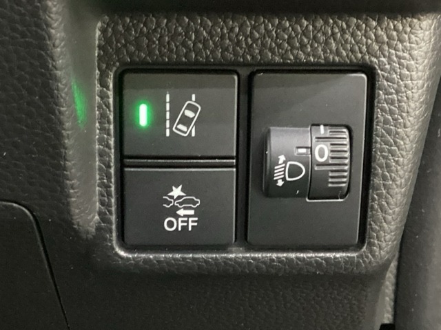 ハンドルの右側にはヘットライトリベライザーとHondaセンシング用のレーンキープアシストシステムなどがついています。ヘッドライトレベライザーは道路状況や積荷の加重に応じてライトの高さを調節できます。
