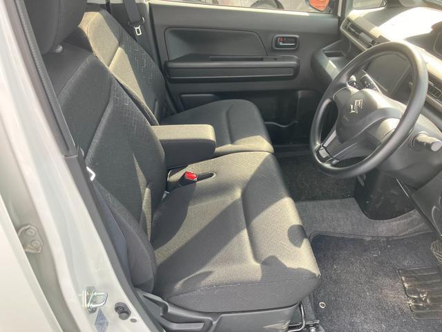 【フロントシート】高めのヒップポイントで見晴らしが良く、運転もしやすいですよ◎運転席アームレストがついているので長距離運転時の疲労軽減になりますよ◎