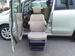 お手頃価格の福祉車両が入荷しました！助手席シートが電動でリフトするタイプの福祉車両です