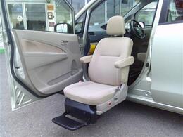お手頃価格の福祉車両が入荷しました！助手席シートが電動でリフトするタイプの福祉車両です