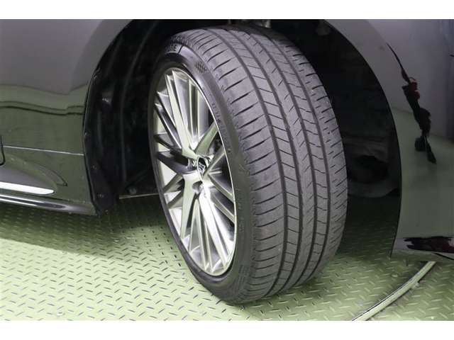 タイヤサイズ　225/45R18。上質感のある端正なデザインの純正アルミホイールを装着しています。足元を引き締めてくれ、しっかりした走りも楽しめますよ。