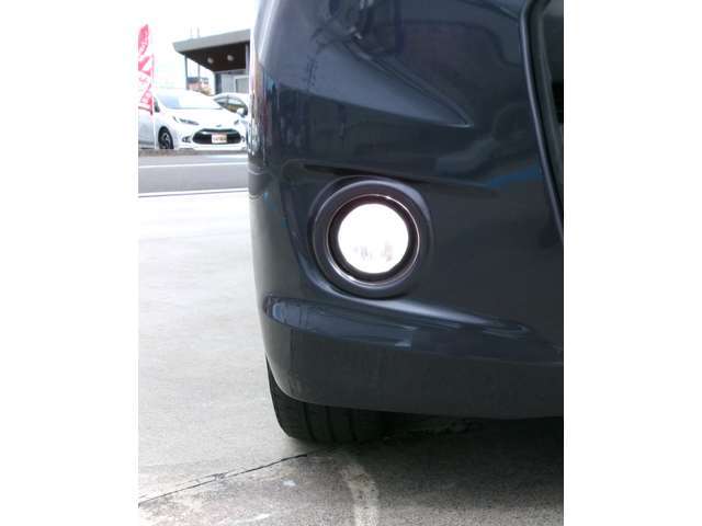 営業時間は10：00から19：00となっております。お電話での問い合わせは0120-225-275　メール問合せはkoriyama-sc@carseven.co.jpまでどうぞ。毎週水曜日は定休日となっております。