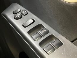 【電動格納ミラー】サイドミラーは電動格納式となっており、狭い駐車場でもキズがつくリスクを抑えられます。