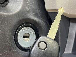 【キーレス】少し離れた場所からでもボタン一つでドアの開錠・施錠ができるのでとっても便利！ドアの鍵穴周りに傷をつけることもありません♪