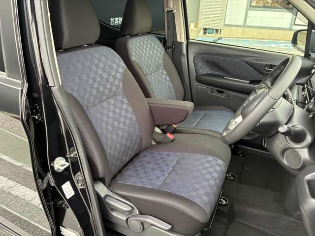 ティアナやスカイラインにも搭載されているゼログラビティシートを採用！体を広い範囲で支えるので腰の負担を減らし、アームレストと併せてロングドライブの疲労を軽減します(^^♪