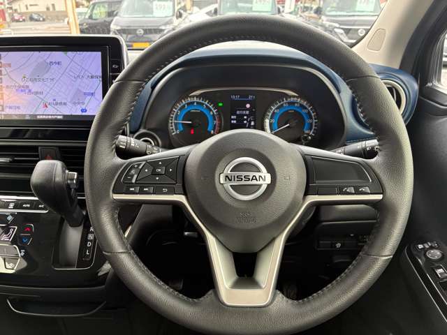 しっくりと手に馴染む、スポーティなブラックの革巻きステアリング