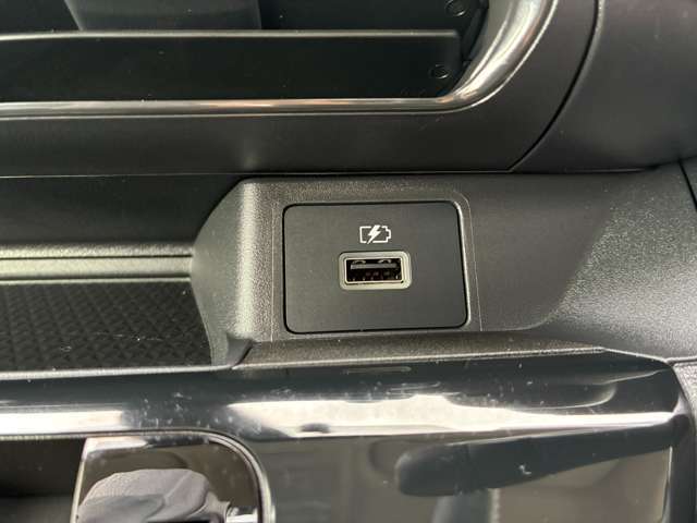 スマホやタブレットPCの充電に便利なUSBソケット付。グローブボックスアッパトレイのすぐ横にあるので充電中のスマホを置いておけます。