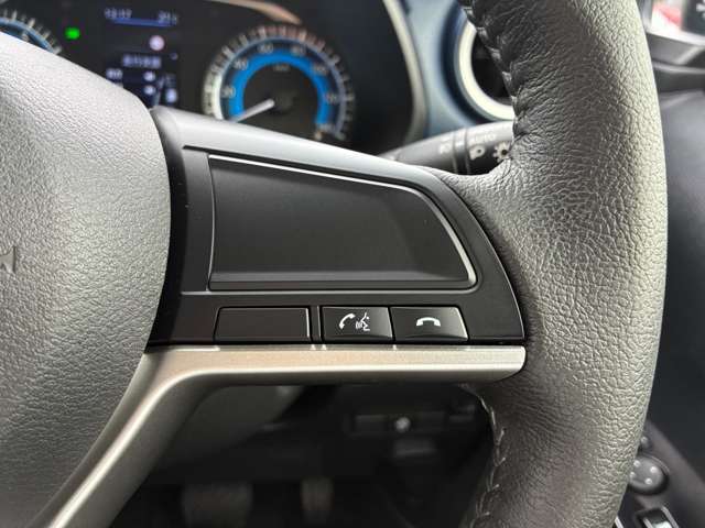 両手はハンドルに、会話はハンズフリーで。走行中に掛かってきた電話もステアリングスイッチで取れるので便利です！