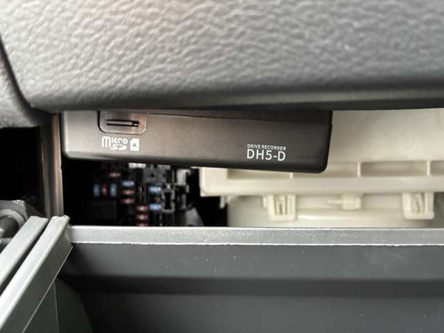 イザという時の強い証拠となる純正ドライブレコーダー（前後）！ナビ連動で映像確認や設定操作も出来て便利です。あおり運転や後方からの衝突事故への対策になります。Wi-Fi経由でスマホで見る事も出来ます。