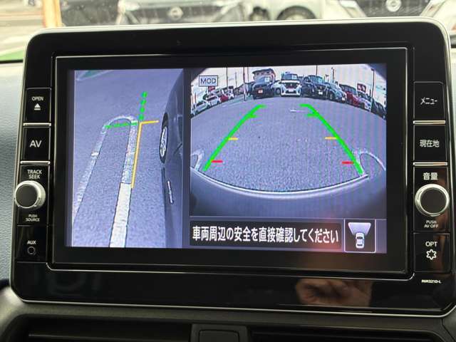 狭い道でのすれ違い、左側のガードレールや側溝が見えないと不安になりませんか？アラウンドビューモニターならバックカメラに加え、発進時に前方や周囲の確認、すれ違い時の助手席側下方の確認も出来て安心です♪