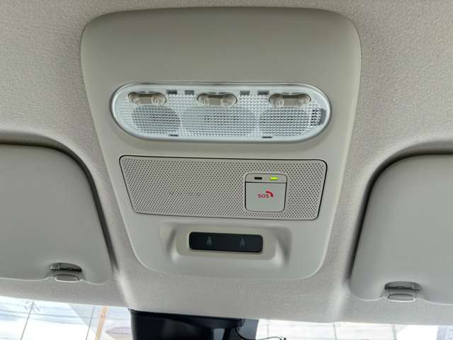 先進事故自動通報システム「SOSコール」。事故や急病・危険を感じた時にボタンひとつでコールセンター接続、オペレーターが緊急車両の手配等をサポート。エアバック展開時にセンターへ自動通報も！（別途申込要）