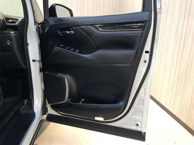 運転席前面ドア部分です♪