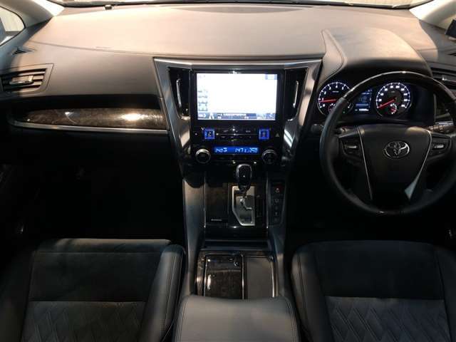 スタイリッシュなブラック系を基調とした内装色。