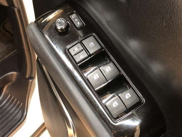 パワーウインドウスイッチでドアガラスを開閉できます。