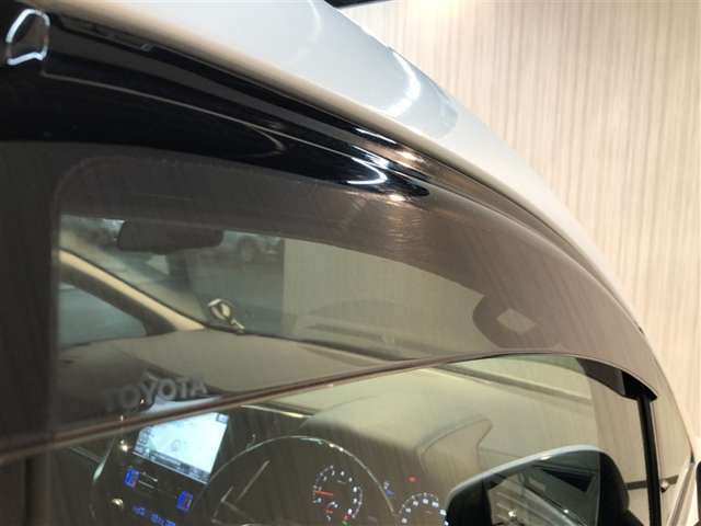 雨の日でも窓を開けたい時ってありますよね？サイドバイザーがついてると良いんですよ♪