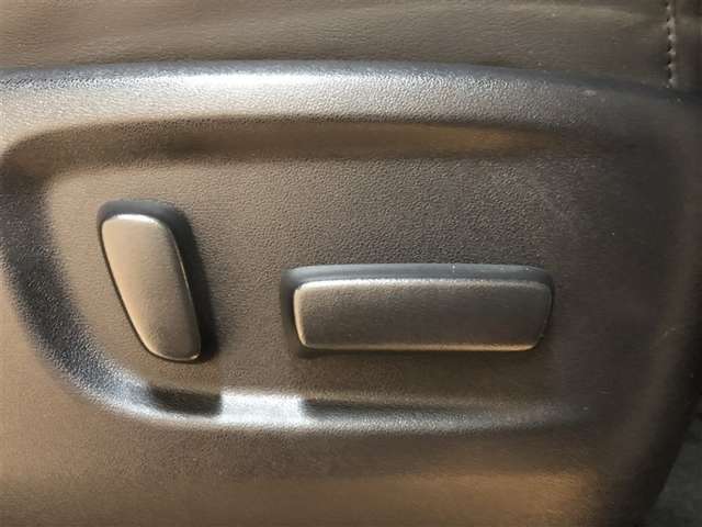 パワーシート搭載。微妙な調整が手軽にでき、ピッタリのポジションで運転することが可能です。