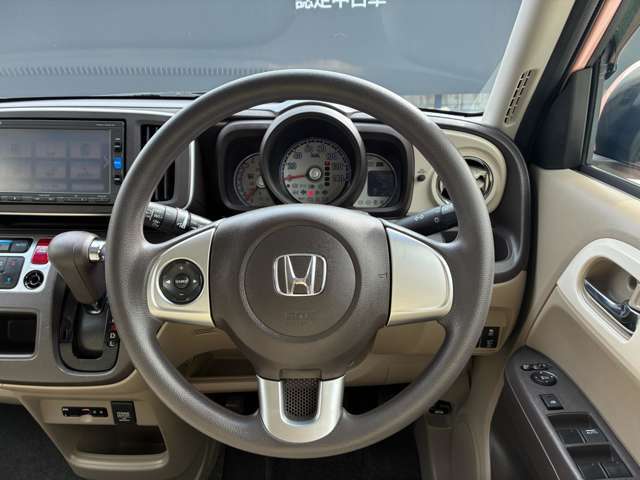 ハンドルは軽やかに回り気持ちよく運転ができます。