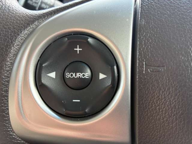 オーディオ操作用のスイッチです！これがあればナビに手を伸ばすことなくチャンネルの変更や音量の調整ができます！