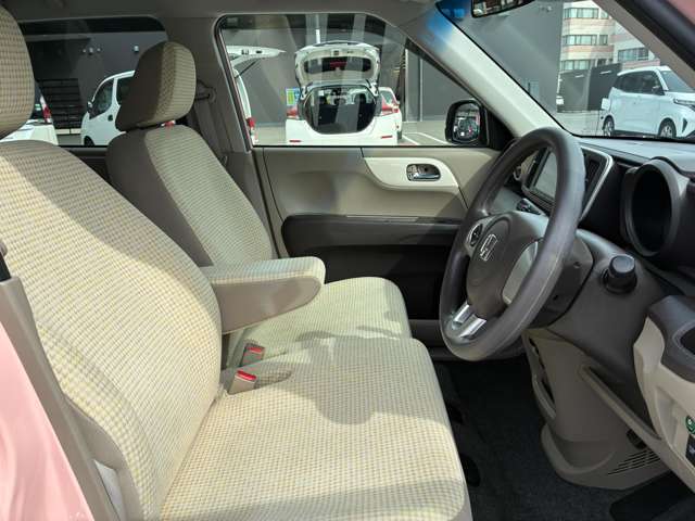 足元スッキリ、運転席・助手席