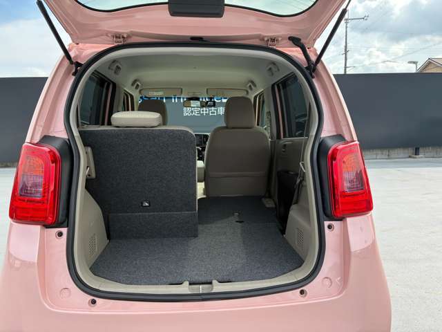 後席シートは分割して可倒できます。使用状況に応じて変更できます。