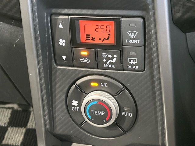 【オートエアコン】一度お好みの温度に設定すれば、車内の温度を検知し風量や温度を自動で調整。暑い…寒い…と何度もスイッチ操作をする必要はありません。快適な車内空間には必須の機能ですね♪