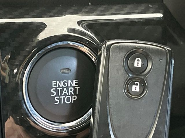 【キーフリーシステム】カバンやポケットに入れたままでもドアの施錠・解錠が可能なスマートキーを装備。エンジンのオン・オフ時もカギを取り出す必要が無いからとっても便利です♪