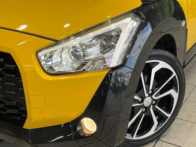 【LEDヘッドライト】悪天候や夜間走行時も良好な視界を確保し安心して運転できる高輝度LEDヘッドライトを装備！点灯速度が早く、消費電力も抑えられています。