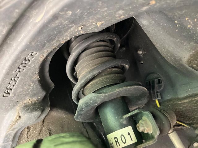 お車を安心してお乗りいただく為には、足回りの定期点検が欠かせません。サービスサポート（有償保証）では無料点検もご提供しており、安心のカーライフをお過ごしいただけるサポート体制が整っています。