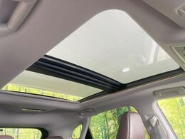 【サンルーフ】開放感たっぷりの希少装備、サンルーフが装着されています！車内に明かりを取り入れたり景色を楽しむ以外にも、車内の空気も簡単に換気できて快適です！