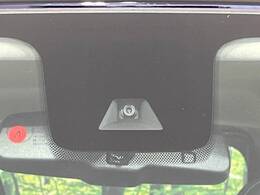 【三菱e-Assist】走行中に前方の車両等を認識し、衝突しそうな時は警報とブレーキで衝突回避と被害軽減をアシスト。より安全にドライブをお楽しみいただけます。