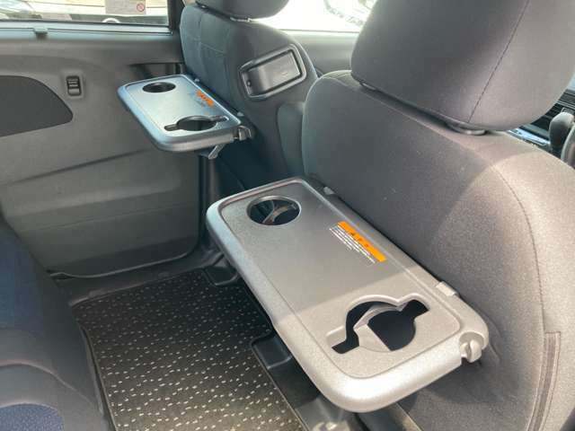 行楽に便利なドリンクホルダーも備え付けた展開式のシートバックテーブル。現地に早めについて車の中でお食事っていうのもなかなか楽しいですよね。