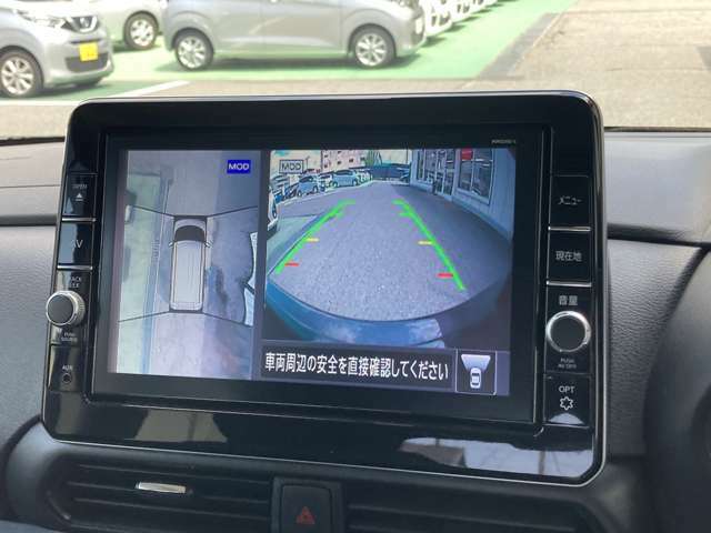 自車を真上から見下ろすように映し出すので周囲の状況が分かるアラウンドビューモニター搭載。フロントカメラとしても使用できます。車庫入れなど苦手な人の頼りになる助っ人です。