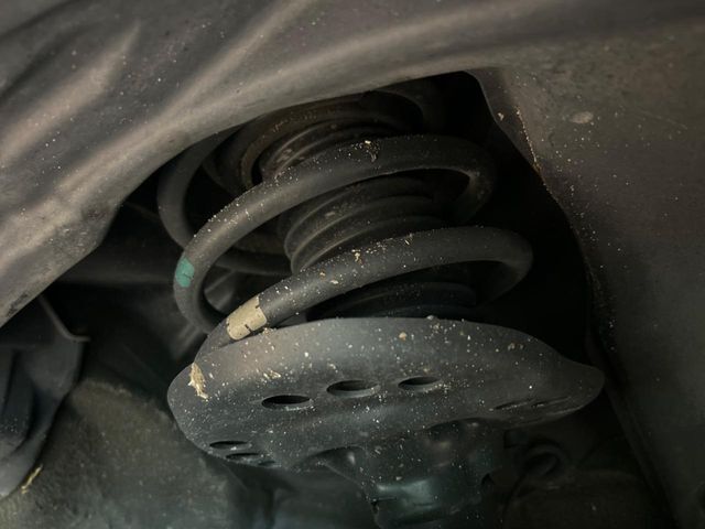 お車を安心してお乗りいただく為には、足回りの定期点検が欠かせません。サービスサポート（有償保証）では無料点検もご提供しており、安心のカーライフをお過ごしいただけるサポート体制が整っています。