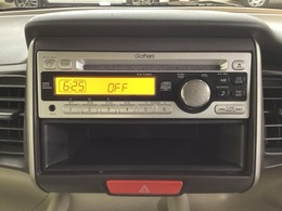 純正CDチューナーにはAUX入力端子がついてますので外部入力から音楽などを楽しめます。その下には1DIN分の小物入れがついています。CDケースなどを入れるのに便利です。