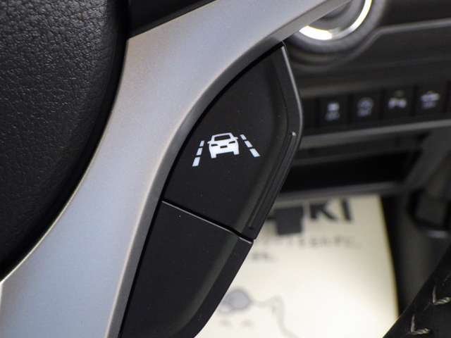 【車線維持支援スイッチ】アダプティブクルーズコントロールの作動中に車線や先行車/周辺車を前方カメラや前方レーダーで認識し車線維持に必要なハンドルの操作を支援します。