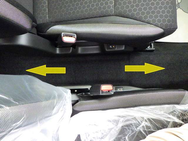 ◆センターウォ-クスルー◆運転席と助手席の間に隙間が有りますので、車外に出る必要もなく、車内での前後の行き来が可能です。