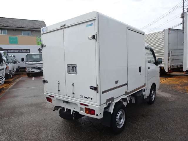 -7℃設定ダイハツ純正中温冷凍車　デンソー製冷凍機　ハイルーフ　4速オートマ　両サイドドア　FRP製荷箱　カラードバンパ　4枚リーフサス　ナビ　TV　ドラレコ キーレス　ブルートゥース