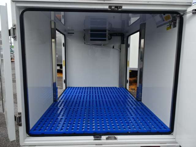 -7℃設定ダイハツ純正中温冷凍車　デンソー製冷凍機　ハイルーフ　4速オートマ　両サイドドア　FRP製荷箱　カラードバンパ　4枚リーフサス　ナビ　TV　ドラレコ キーレス　ブルートゥース