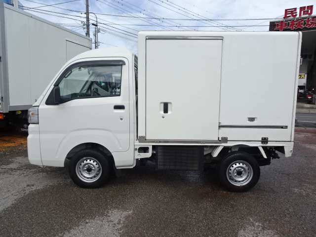 -7℃設定ダイハツ純正中温冷凍車　デンソー製冷凍機　ハイルーフ　4速オートマ　両サイドドア　FRP製荷箱　カラードバンパ　4枚リーフサス　ナビ　TV　ドラレコ キーレス　ブルートゥース