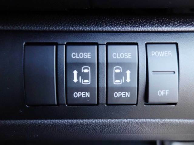 両側電動スライドドアで乗り降りもラクラクです♪運転席のスイッチでも開け閉めができます！買い物のあとに両手が塞がっていてもドアが開けられるのが嬉しいですね。