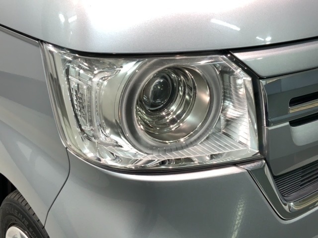 LEDヘッドライトは、点灯の瞬間から最大光量を発揮し、突然暗くなるトンネルなどでの安定感を高めます。