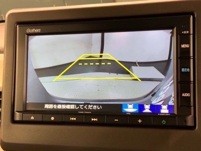 リバースギアに入れるだけで後方の表示へ切り替わります。夜間や雨の日の駐車も楽になりますよ。