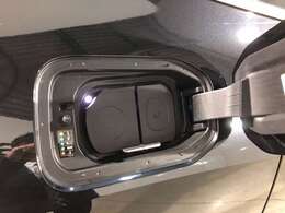 急速充電ポート（CHAdeMO対応）：BMWのBEVモデルの急速充電は国内の多くの急速充電スポットでご利用いただける規格を採用しております。