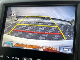 【バックカメラ】駐車時に後方がリアルタイム映像で確認できます。大型商業施設や立体駐車場での駐車時や、夜間のバック時に大活躍！運転スキルに関わらず、今や必須となった装備のひとつです！