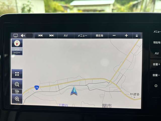 9インチの大型ディスプレイ付きナビになります。