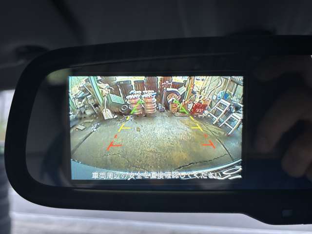 バックカメラはルームミラーに映すタイプです。別途費用かかりますが、ナビに映すことも可能です