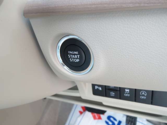 プッシュボタンスタートです。エンジンをかけるときはブレーキを踏んでボタンを押します。エンジンを止める時はブレーキは踏まずにボタンを押せばエンジンは止まります。