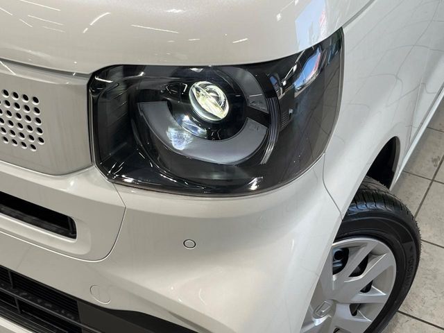 悪天候や夜間走行時も良好な視界を確保し安心して運転できる高輝度LEDヘッドライトを装備！点灯速度が早く、消費電力も抑えられています。