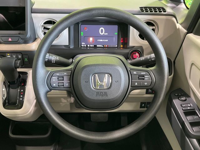 インテリアに合わせたデザインのステアリングは、運転される方のことも考え、運転しやすい形状、大きさです。是非一度、実際に触ってお確かめください。