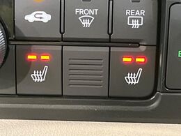 【シートヒーター】寒い日に重宝するシートヒーター！エアコンより早く温まってくれるので寒がりの人も安心ですね♪エアコンの温風は乾燥するから苦手、という方にもをおすすめです。